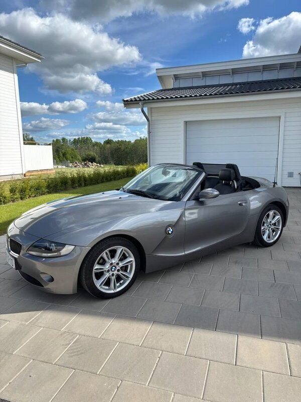 Grå Begagnad 2005 BMW Z4 Cab | 108 000 kr (Marknadspris) - Bild 1/4