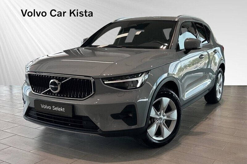 Grå Begagnad 2023 Volvo XC40 Core SUV | 349 900 kr (Marknadspris) - Bild 1/3