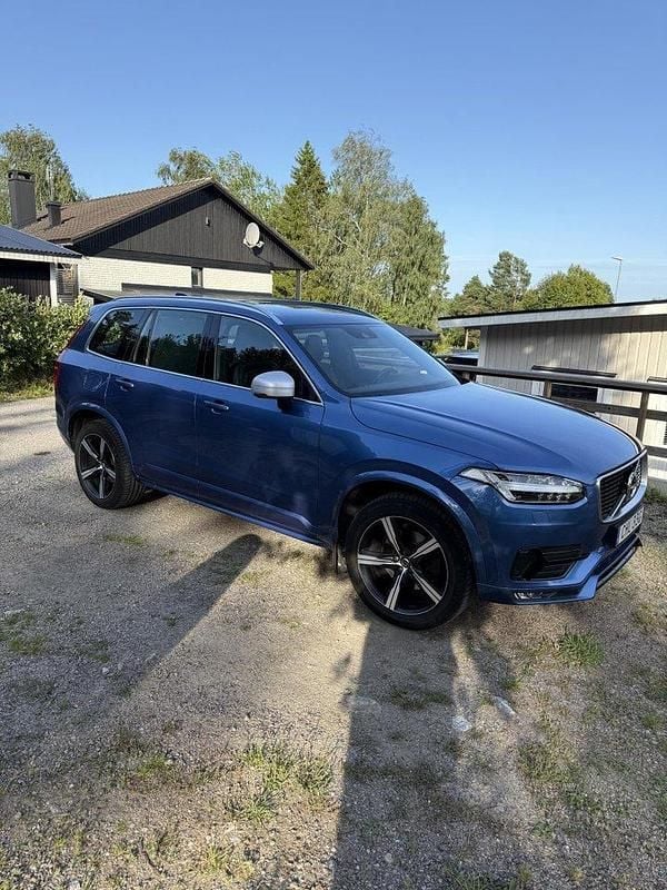 Blå Begagnad 2019 Volvo XC90 R-Design SUV | 405 000 kr (Superpris) - Bild 1/4