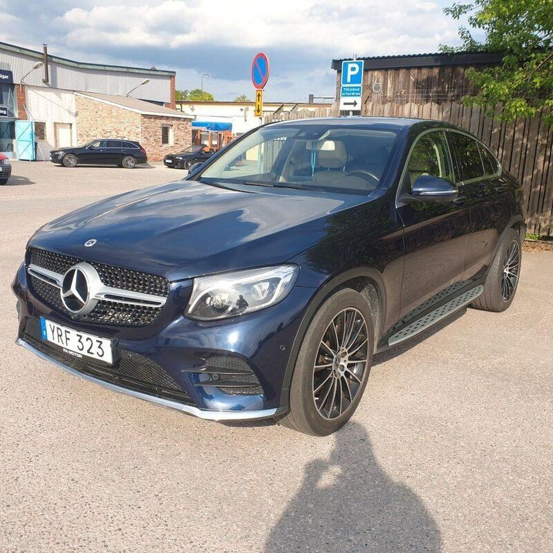 Mörkblå (blå) Begagnad 2017 Mercedes GLC250 SUV | 439 500 kr - Bild 1/4