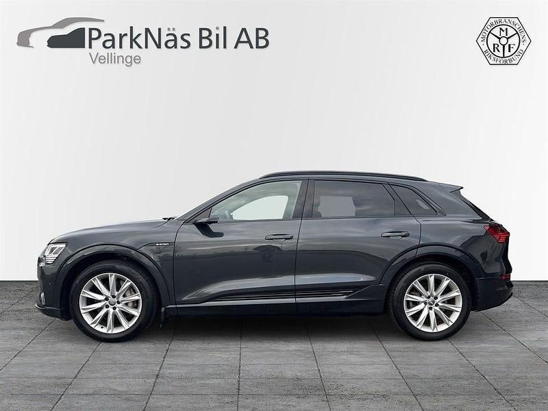 Grå Begagnad 2019 Audi e-tron S-Line SUV | 389 900 kr (Marknadspris) - Bild 1/4