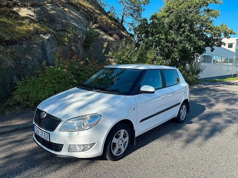 Vit Begagnad 2010 Skoda Fabia Ambiente Halvkombi | 44 899 kr (Marknadspris) - Bild 1/4