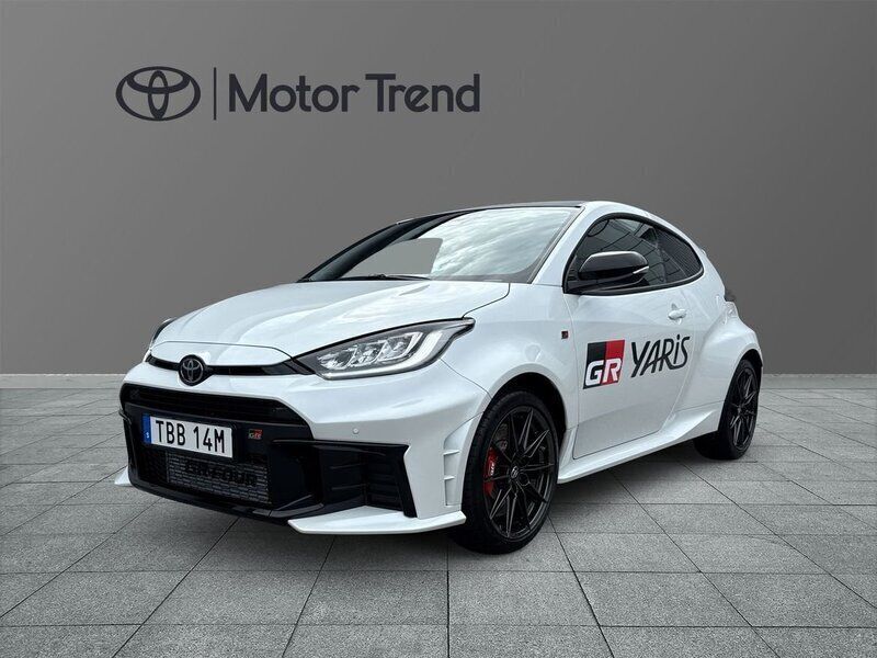 Vit Ny 2024 Toyota Yaris Premium Halvkombi | 579 000 kr (Marknadspris) - Bild 1/4