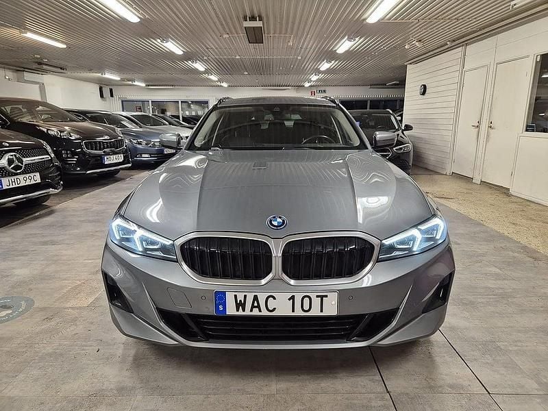 Begagnad BMW 330e Sport Line 184 HK (135 kW) 2022 Grå Kombi