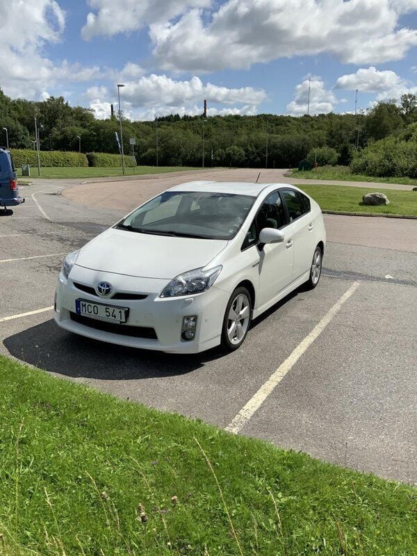 Vit Begagnad 2011 Toyota Prius Halvkombi | 120 000 kr (Marknadspris) - Bild 1/4