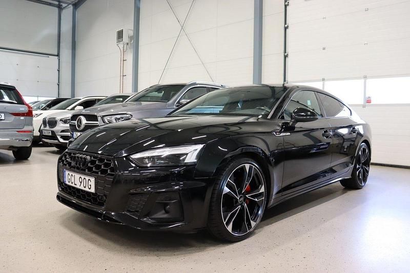 Svart Begagnad 2022 Audi A5 Sportback S-Line Halvkombi | 444 900 kr (Dyr) - Bild 1/4