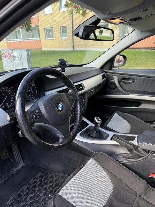 Svart Begagnad 2012 BMW 318 Comfort Edition Sedan | 58 000 kr (Superpris) - Bild 1/4
