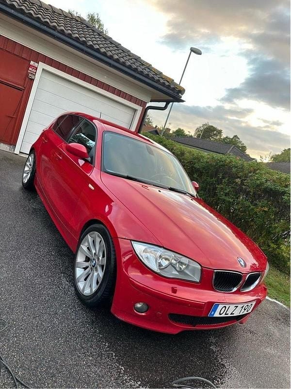 Röd Begagnad 2007 BMW 120 Advantage Halvkombi | 52 000 kr (Marknadspris) - Bild 1/4