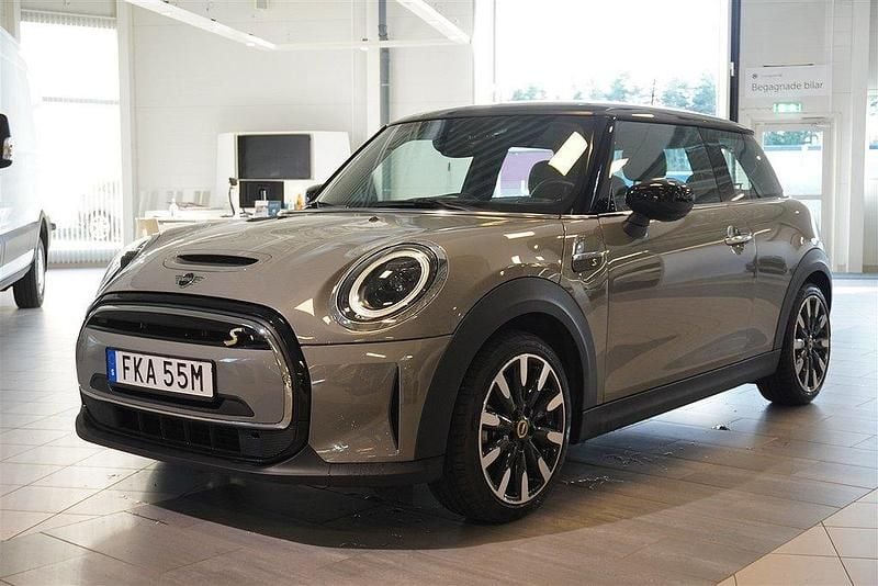 Grå Begagnad 2022 Mini Cooper Essential Halvkombi | 229 500 kr (Marknadspris) - Bild 1/4