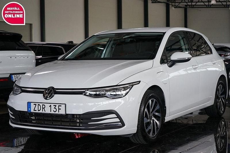 Vit Begagnad 2022 VW Golf VIII Halvkombi | 329 500 kr (Marknadspris) - Bild 1/4