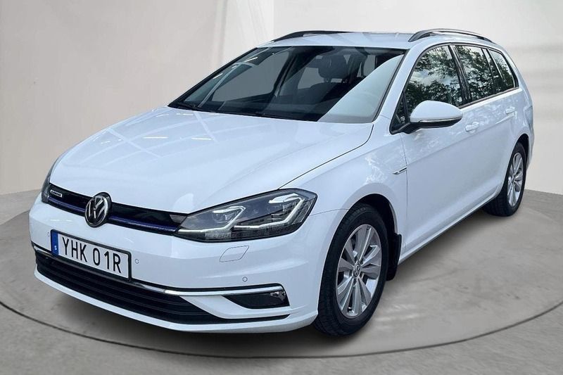 Vit Begagnad 2020 VW Golf VIII | 179 000 kr (Marknadspris) - Bild 1/4