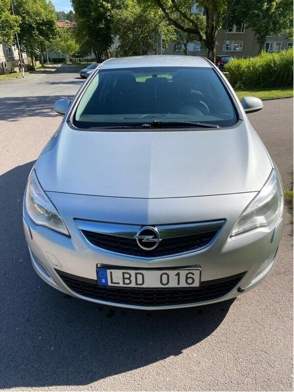 Grå Begagnad 2011 Opel Astra Enjoy Halvkombi | 29 900 kr (Marknadspris) - Bild 1/4