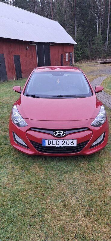 Röd Begagnad 2014 Hyundai i30 Halvkombi | 75 000 kr (Marknadspris) - Bild 1/4
