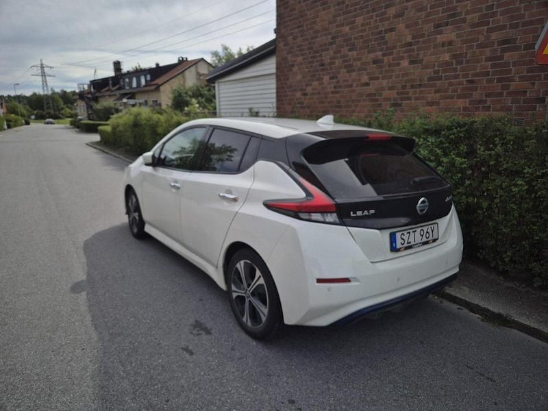 Vit Begagnad 2021 Nissan Leaf Halvkombi | 163 000 kr (Marknadspris) - Bild 1/4