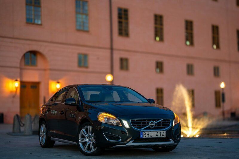 Grå Begagnad 2011 Volvo S60 Summum Sedan | 87 000 kr (Superpris) - Bild 1/4