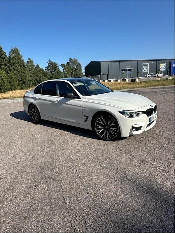 Vit Begagnad 2018 BMW 318 Sedan | 195 000 kr (Dyr) - Bild 1/4