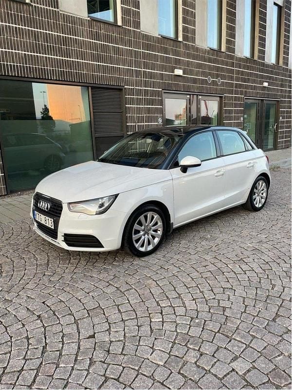 Vit Begagnad 2013 Audi A1 Sportback Sport Halvkombi | 79 000 kr (Marknadspris) - Bild 1/4