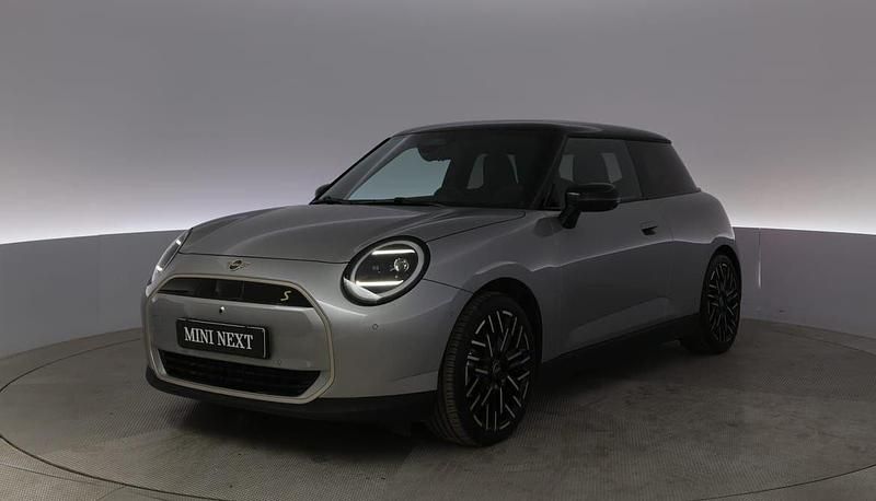 Grå Begagnad 2024 Mini Cooper SE Halvkombi | 429 900 kr (Dyr) - Bild 1/4