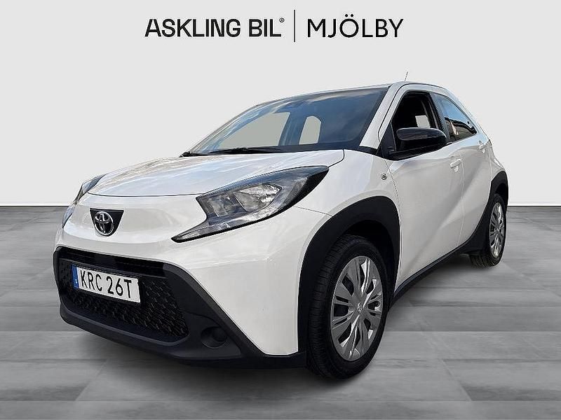 Vit Begagnad 2022 Toyota Aygo Play Halvkombi | 165 000 kr (Marknadspris) - Bild 1/3