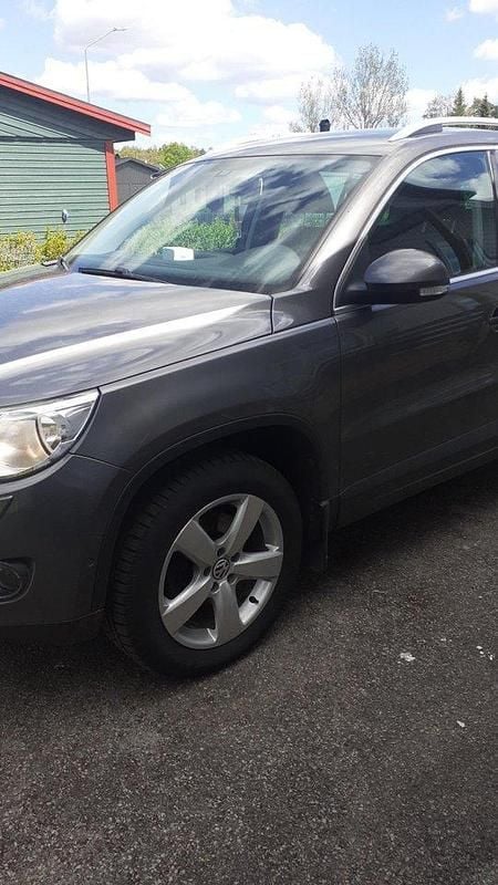 Grå Begagnad 2011 VW Tiguan Sportline SUV | 85 000 kr (Bra pris) - Bild 1/4