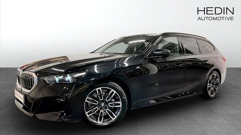 Svart Begagnad 2025 BMW 520 M Sport Kombi | 543 700 kr (Superpris) - Bild 1/4