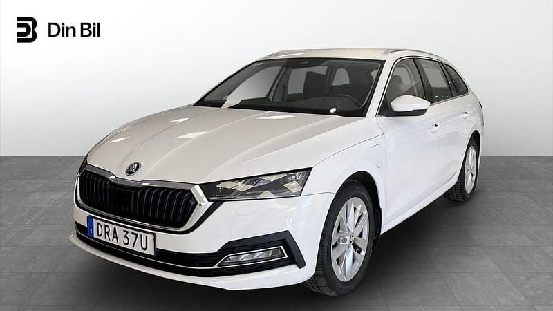 Vit Begagnad 2023 Skoda Octavia Style Kombi | 319 900 kr (Marknadspris) - Bild 1/4