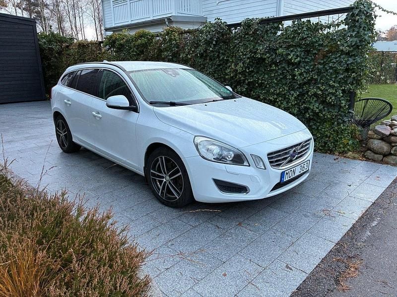Vit Begagnad 2012 Volvo V60 Momentum Kombi | 69 000 kr (Marknadspris) - Bild 1/4