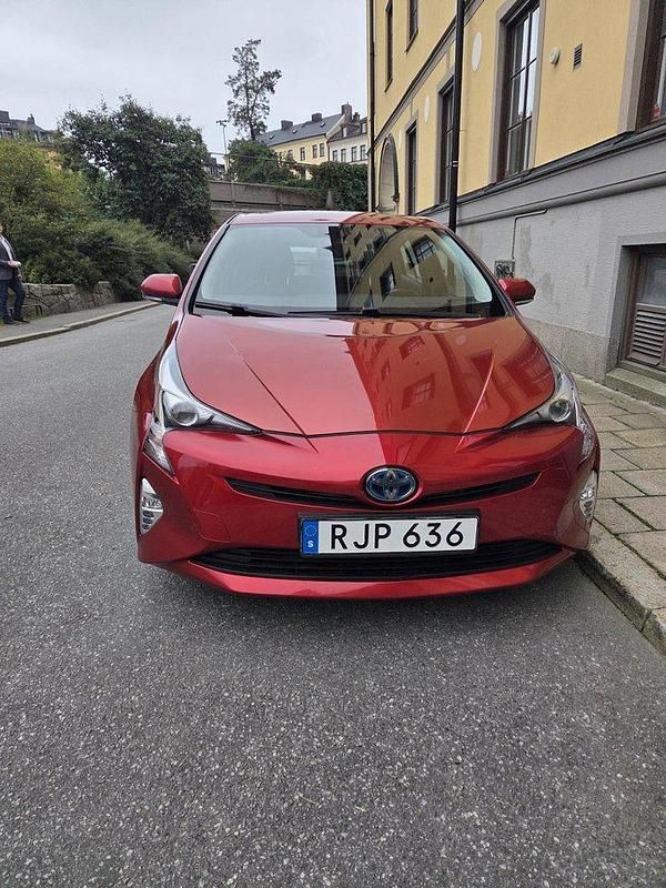 Röd Begagnad 2017 Toyota Prius Active Halvkombi | 176 000 kr (Marknadspris) - Bild 1/4