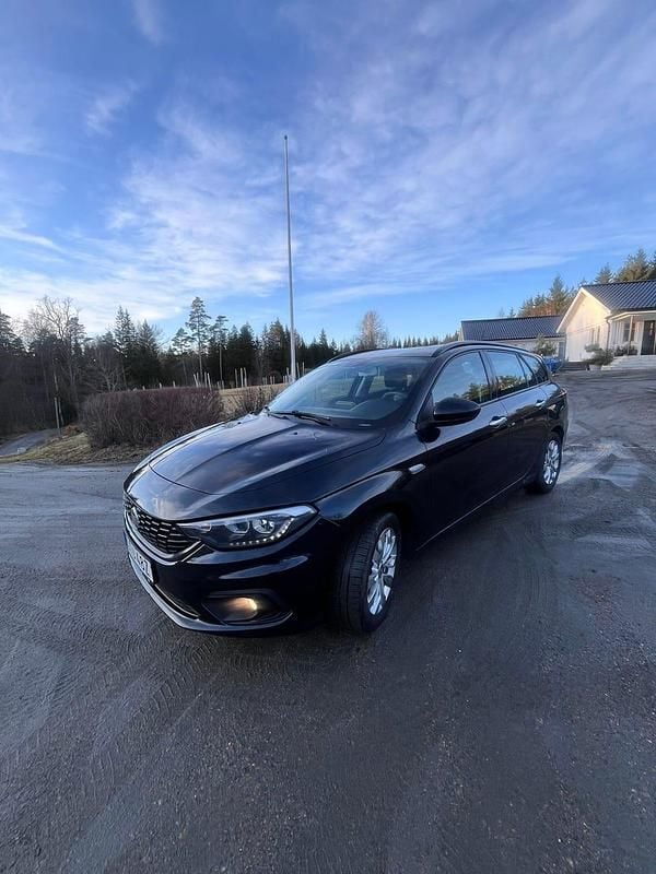 Begagnad Fiat Tipo 120 HK (88 kW) 2020 Svart metallic Kombi