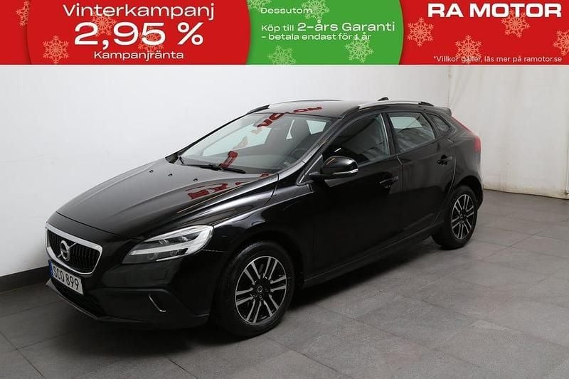 Svart (onyx black) Begagnad 2018 Volvo V40 CC Business Edition Kombi | 159 800 kr (Marknadspris) - Bild 1/3