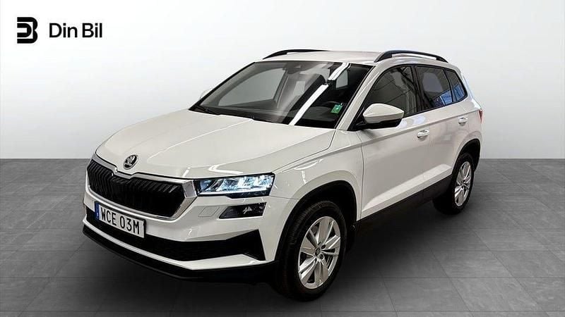 Vit (moon white metallic) Begagnad 2024 Skoda Karoq Selection SUV | 324 900 kr (Marknadspris) - Bild 1/4