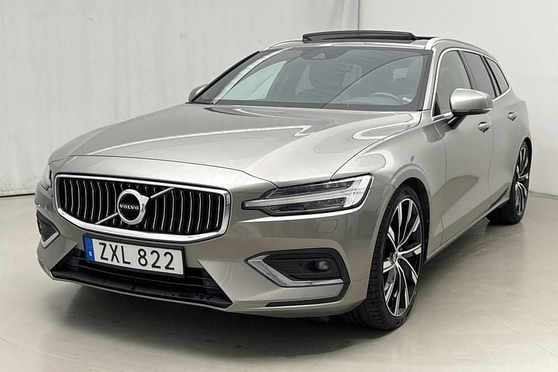 Grå Begagnad 2019 Volvo V60 Inscription Kombi | 254 800 kr (Marknadspris) - Bild 1/4