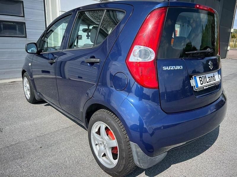 Begagnad Suzuki Splash 66 HK (48 kW) 2009 Blå Halvkombi