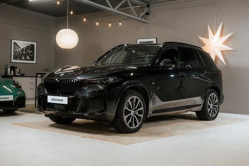Svart Begagnad 2024 BMW X5 Comfort Edition SUV | 839 000 kr (Marknadspris) - Bild 1/4