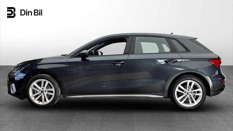 Begagnad Audi A3 Advanced Plus 150 HK (110 kW) 2023 Manhattangrå metallic Sedan