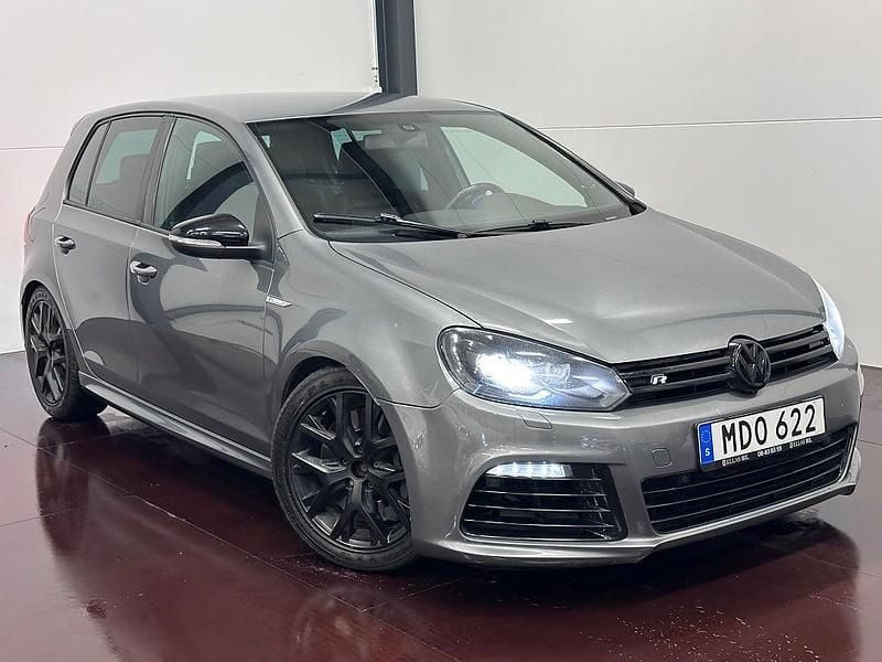 Grå Begagnad 2011 VW Golf VII R Halvkombi | 164 900 kr (Marknadspris) - Bild 1/4