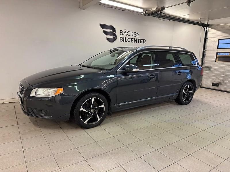 Grå Begagnad 2008 Volvo V70 Summum Kombi | 72 000 kr (Marknadspris) - Bild 1/4