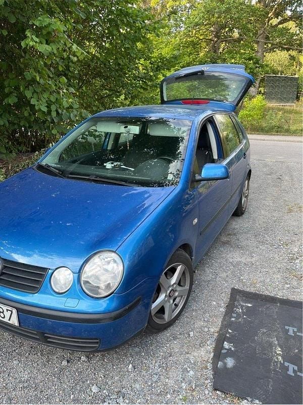 Blå Begagnad 2003 VW Polo Halvkombi | 16 000 kr (Marknadspris) - Bild 1/1