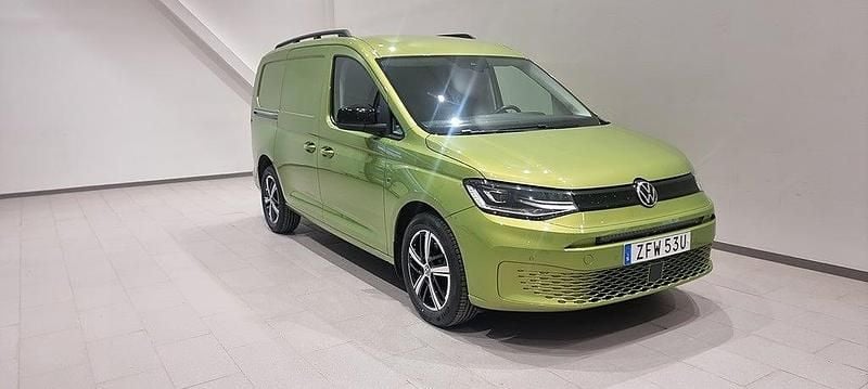Golden green metallic Begagnad 2023 VW Caddy Maxi Minibuss | 239 000 kr (Marknadspris) - Bild 1/4