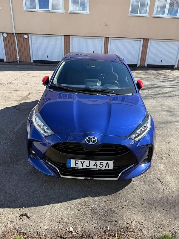 Begagnad 2021 Toyota Yaris Hybrid Style Halvkombi | 215 000 kr (Marknadspris) - Bild 1/4