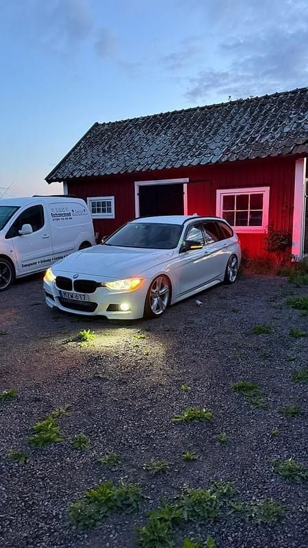 Begagnad 2013 BMW 320 Kombi | 120 000 kr (Dyr) - Bild 1/4