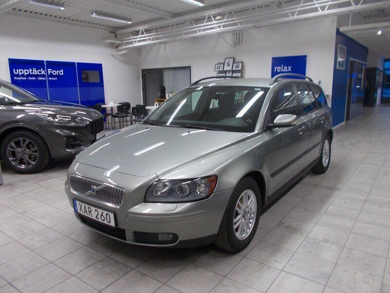 Ljusgrön (lgrön met) Begagnad 2006 Volvo V50 Kombi | 59 400 kr (Lite dyr) - Bild 1/4