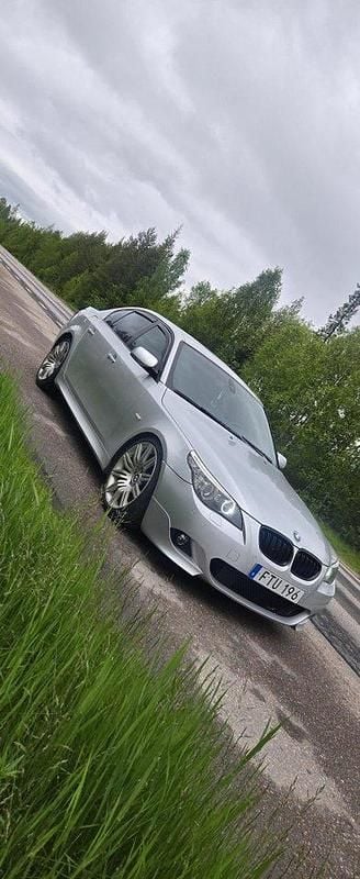 Grå Begagnad 2007 BMW 535 M Sport Sedan | 99 000 kr (Marknadspris) - Bild 1/3