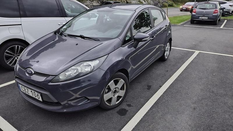 Grå Begagnad 2012 Ford Fiesta Trend Halvkombi | 33 500 kr (Marknadspris) - Bild 1/3