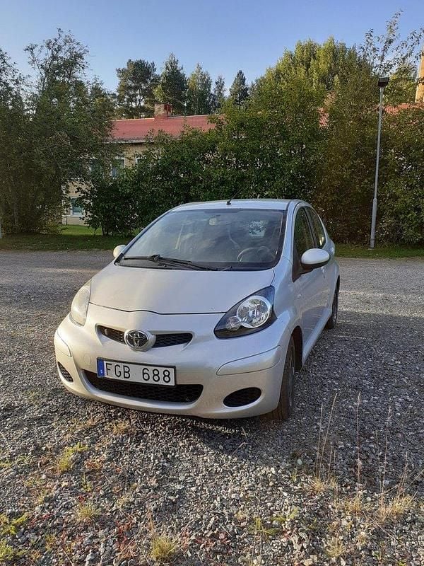 Silver Begagnad 2011 Toyota Aygo Halvkombi | 32 000 kr (Bra pris) - Bild 1/2
