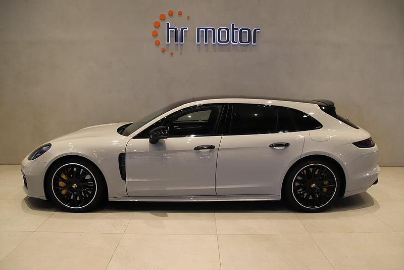 Grå Begagnad 2018 Porsche Panamera Sport Turismo Kombi | 929 000 kr - Bild 1/4