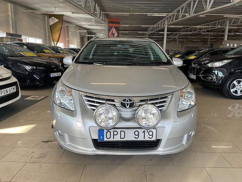 Begagnad Toyota Avensis Business Edition 152 HK (111 kW) 2010 Silver Kombi