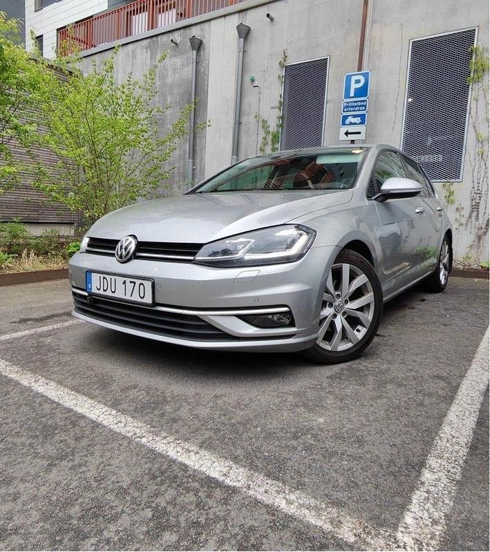 Silver Begagnad 2017 VW Golf VII Highline Halvkombi | 169 999 kr (Marknadspris) - Bild 1/1