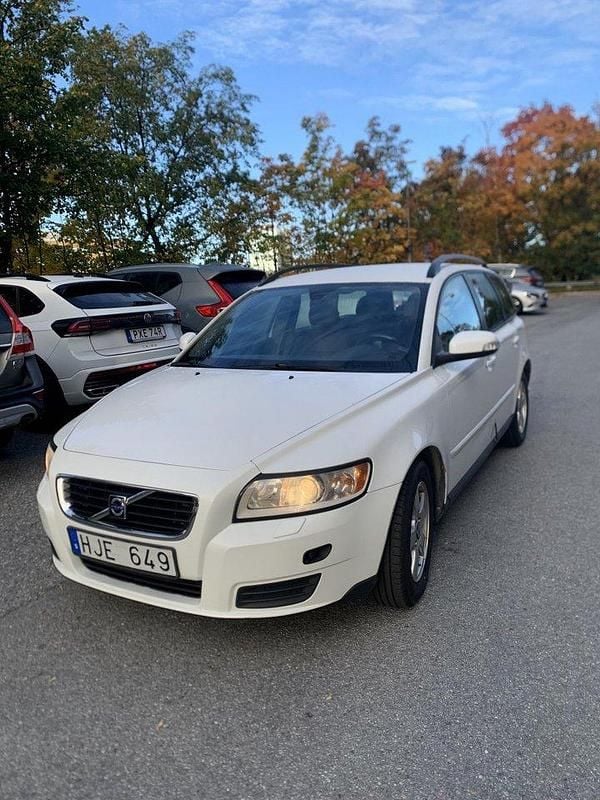 Vit Begagnad 2008 Volvo V50 Kinetic Kombi | 27 900 kr (Marknadspris) - Bild 1/4