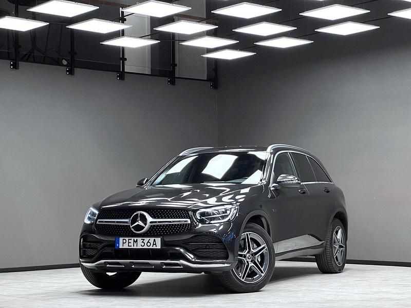 Grå Begagnad 2021 Mercedes GLC300e AMG SUV | 449 900 kr (Marknadspris) - Bild 1/3